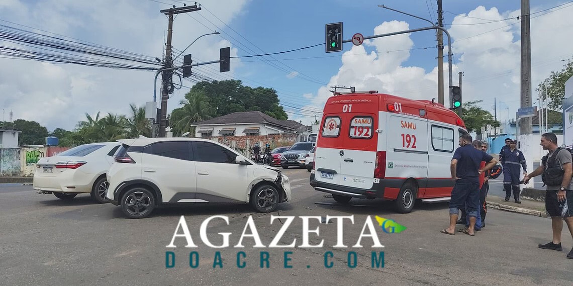 Carro de aplicativo bate em ambulância do Samu durante atendimento de emergência em Rio Branco