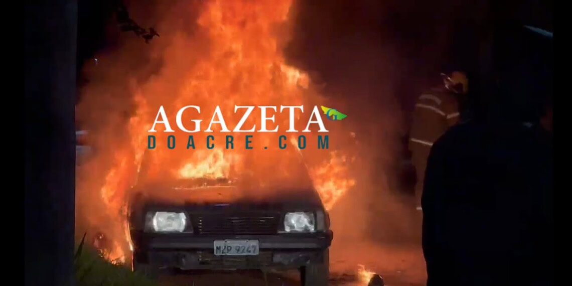 Carro é destruído em incêndio criminoso no Jardim Primavera, em Rio Branco