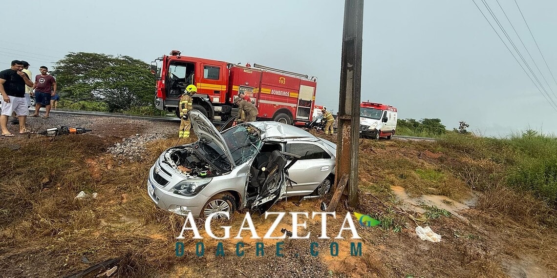 Motorista fica preso às ferragens após perder controle e bater em poste na BR-317