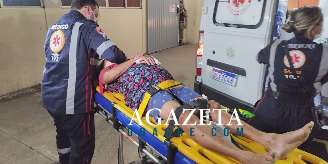 Idosa de 68 anos é atropelada por moto e fica ferida ao atravessar rua em ladeira no Calafate