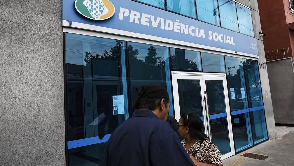Movimentação de previdenciários, em frente a unidade de atendimento do INSS, no bairro do Jabaquara, zona sul de São Paulo, nesta quinta-feira, 24 de abril de 2025, de portas fechadas, após descoberta do rombo bilionário no Instituto Nacional do Seguro Social. — Foto: ENATO S. CERQUEIRA/ATO PRESS/ESTADÃO CONTEÚDO