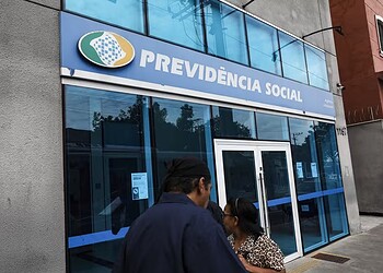 Movimentação de previdenciários, em frente a unidade de atendimento do INSS, no bairro do Jabaquara, zona sul de São Paulo, nesta quinta-feira, 24 de abril de 2025, de portas fechadas, após descoberta do rombo bilionário no Instituto Nacional do Seguro Social. — Foto: ENATO S. CERQUEIRA/ATO PRESS/ESTADÃO CONTEÚDO