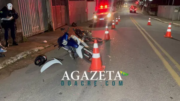 Motociclista invade preferencial ao sair de casa e causa colisão; mulher sofre fratura no antebraço