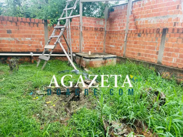 Tampa de fossa cede e deixa dois homens feridos durante serviço no bairro Eldorado, em Rio Branco