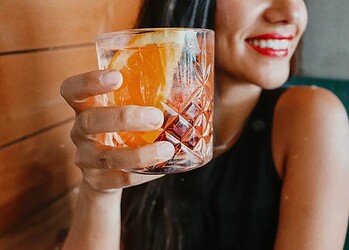 Pequenas quantidade de bebida já são suficientes para impactar a saúde cerebral de jovens adultos — Foto: Aleisha Kalina/Unsplash