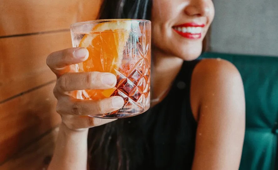 Pequenas quantidade de bebida já são suficientes para impactar a saúde cerebral de jovens adultos — Foto: Aleisha Kalina/Unsplash