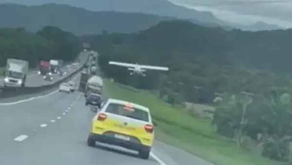 Vídeo: Avião faz pouso forçado entre carros e caminhões em rodovia de SC