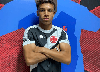 Atacante acreano de 17 anos assina contrato com Vasco até 2028