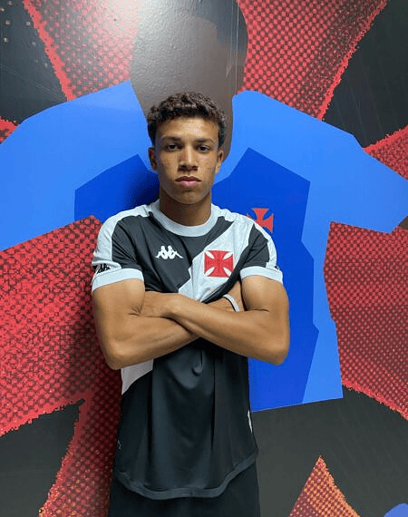 Atacante acreano de 17 anos assina contrato com Vasco até 2028