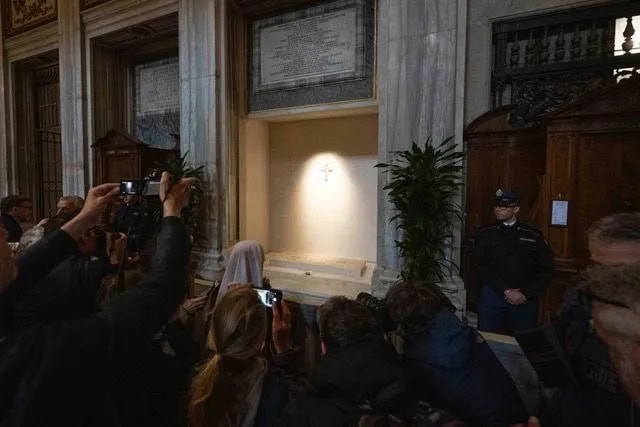 Visitantes tiram foto do túmulo do Papa Francisco, em Roma • Vatican Media