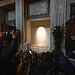 Visitantes tiram foto do túmulo do Papa Francisco, em Roma • Vatican Media