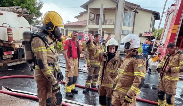 Incêndio em Cruzeiro do Sul demorou mais de três horas para ser contido; foram necessários mais de 40 militares na operação 1 Incêndio em Cruzeiro do Sul demorou mais de três horas para ser contido; foram necessários mais de 40 militares na operação