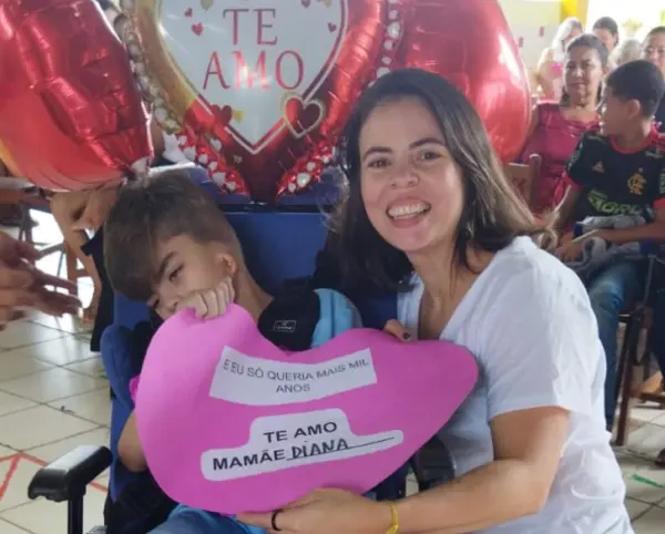 Mãe denuncia ausência de profissional capacitado para alimentar criança com deficiência em escola de Rio Branco
