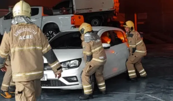 Incêndio em Cruzeiro do Sul demorou mais de três horas para ser contido; foram necessários mais de 40 militares na operação 4 Incêndio em Cruzeiro do Sul demorou mais de três horas para ser contido; foram necessários mais de 40 militares na operação