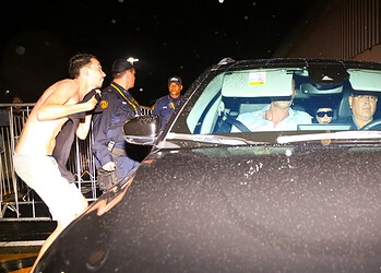 Fã tenta se aproximar de Lady Gaga após cantora desembarcar no Rio de Janeiro • Dilson Silva/AG News