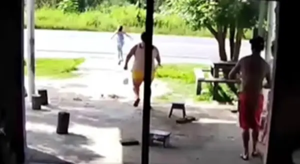 Vídeo: mãe corre e salva filha autista de ser atropelada por carreta