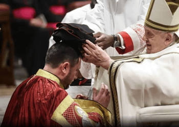 O recém-nomeado cardeal Mykola Bychok com o papa Francisco durante um consistório para a criação de novos cardeais no Vaticano, em 7 de dezembro de 2024. • Alessandra Benedetti - Corbis/Corbis via Getty Images