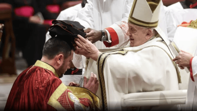 O recém-nomeado cardeal Mykola Bychok com o papa Francisco durante um consistório para a criação de novos cardeais no Vaticano, em 7 de dezembro de 2024. • Alessandra Benedetti - Corbis/Corbis via Getty Images