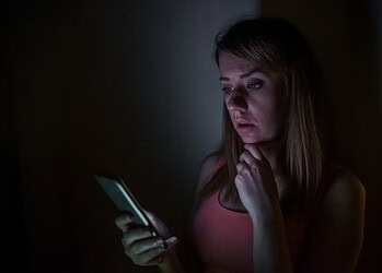Mulheres jovens são mais suscetíveis a desenvolverem ansiedade por causa do uso excessivo do celular. — Foto: Freepik