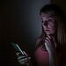 Mulheres jovens são mais suscetíveis a desenvolverem ansiedade por causa do uso excessivo do celular. — Foto: Freepik