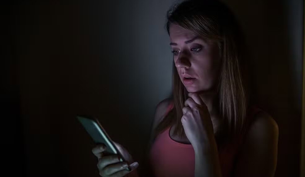 Mulheres jovens são mais suscetíveis a desenvolverem ansiedade por causa do uso excessivo do celular. — Foto: Freepik