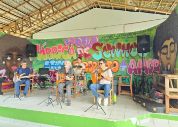 Músicos Eloy de Castro, Écio Rogério, Clevisson Batista e Gabriel Kerchiner levaram o melhor da música autoral acreana aos estudantes da Escola Glória Perez. Foto: Alex Machado/FEM