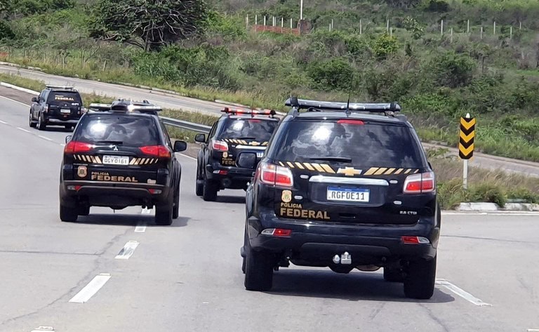 Polícia Federal apreende pneus ilegais da Bolívia em operação em Rio Branco