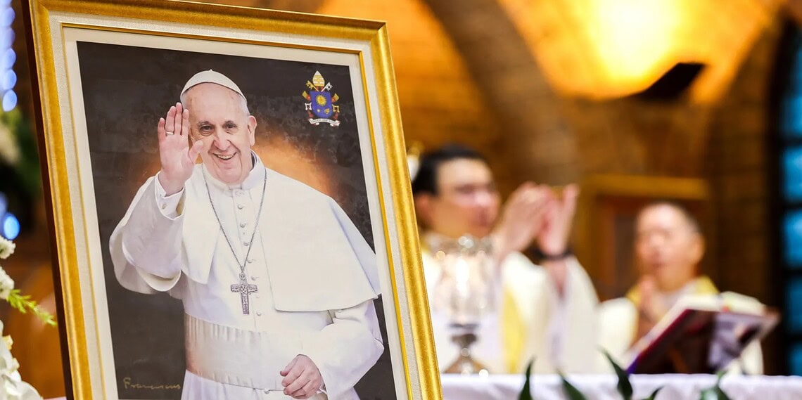Uma foto do Papa Francisco é mantida em exibição durante uma missa, após seu falecimento ser anunciado pelo Vaticano, na Igreja Católica de São Luís, em Bangcoc, Tailândia21/04/2025 • REUTERS/Athit Perawongmetha