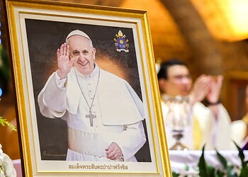 Uma foto do Papa Francisco é mantida em exibição durante uma missa, após seu falecimento ser anunciado pelo Vaticano, na Igreja Católica de São Luís, em Bangcoc, Tailândia21/04/2025 • REUTERS/Athit Perawongmetha