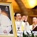 Uma foto do Papa Francisco é mantida em exibição durante uma missa, após seu falecimento ser anunciado pelo Vaticano, na Igreja Católica de São Luís, em Bangcoc, Tailândia21/04/2025 • REUTERS/Athit Perawongmetha
