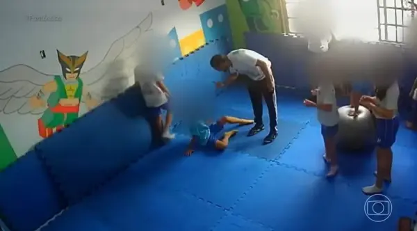 Vídeo mostra agressão de professor a criança autista em escola do Rio; mãe diz que filho ainda lida com o trauma