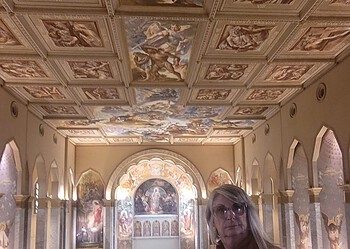 Um momento especial para Cristiana Locatelli que foi visitar a Igreja São Pelegrino que abriga valiosas obras de arte criadas por seu pai, o renomado pintor italiano Aldo Locatelli
