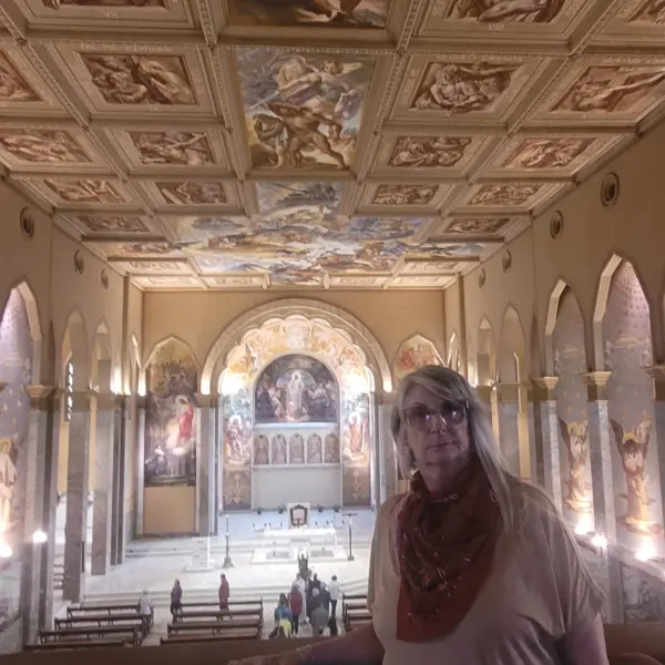 Um momento especial para Cristiana Locatelli que foi visitar a Igreja São Pelegrino que abriga valiosas obras de arte criadas por seu pai, o renomado pintor italiano Aldo Locatelli