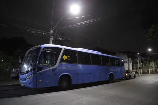 Ônibus é assaltado, mas passageiros e motorista entram em luta corporal com suspeito, que é detido