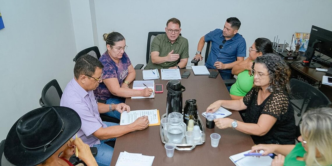 Servidores da Educação anunciam paralisação em frente à Prefeitura de Rio Branco após reunião com secretário