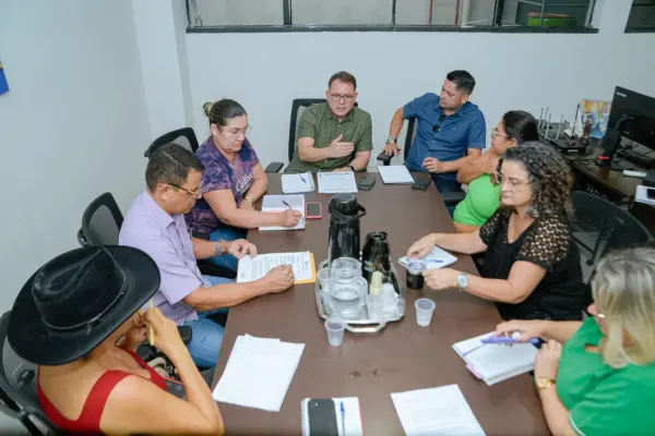 Servidores da Educação anunciam paralisação em frente à Prefeitura de Rio Branco após reunião com secretário