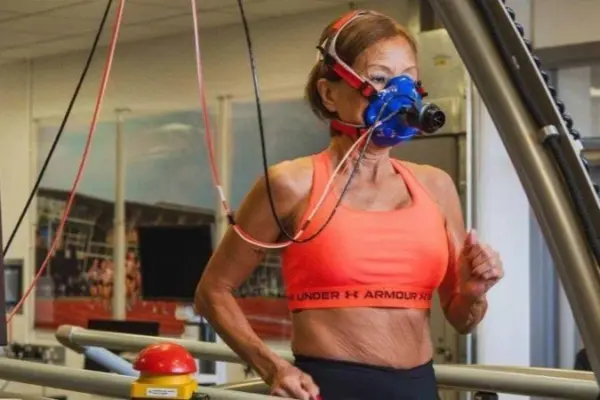 A maratonista de 77 anos que a ciência estuda para entender como envelhecer melhor