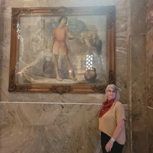 Um momento especial para Cristiana Locatelli que foi visitar a Igreja São Pelegrino que abriga valiosas obras de arte criadas por seu pai, o renomado pintor italiano Aldo Locatelli
