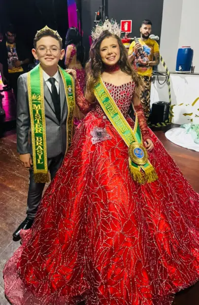 Um momento especial para Cristiana Locatelli que foi visitar a Igreja São Pelegrino que abriga valiosas obras de arte criadas por seu pai, o renomado pintor italiano Aldo Locatelli