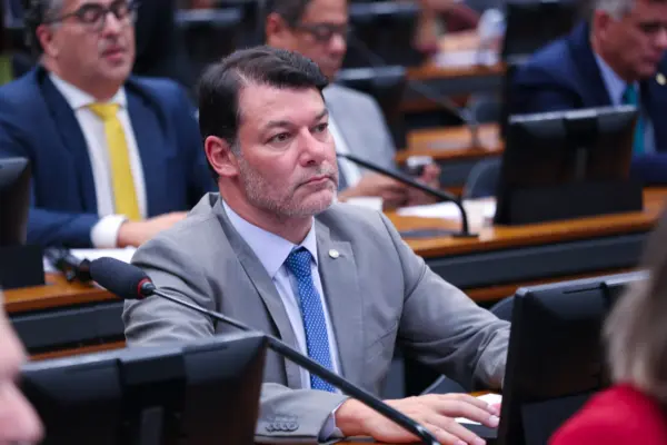 Roberto Duarte apresenta projeto para tentar barrar "papel institucional" de Janja