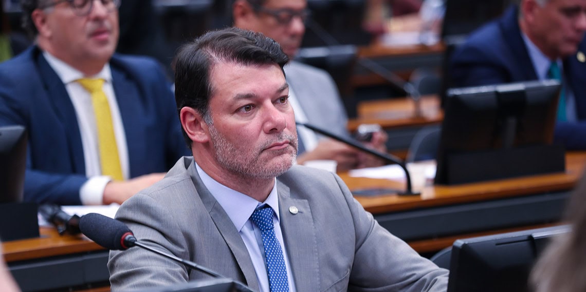 Roberto Duarte apresenta projeto para tentar barrar "papel institucional" de Janja