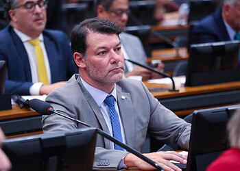 Roberto Duarte apresenta projeto para tentar barrar "papel institucional" de Janja