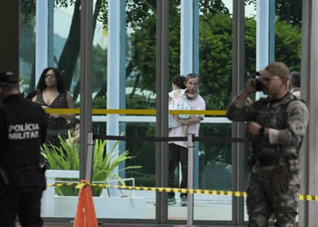 O homem está acompanhado da esposa e de duas filhas e estaria usando como escudo uma das crianças - (crédito: Minervino Júnior/CB/D.A.Press)