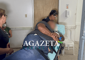 Mulher em surto esfaqueia dois servidores públicos durante obra de prefeitura no Acre