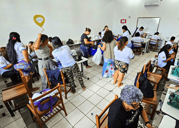 Turma do curso de costureira participa de aula prática em laboratório de costura de centro da Rede Ieptec em Rio Branco. Foto: Ascom/Ieptec