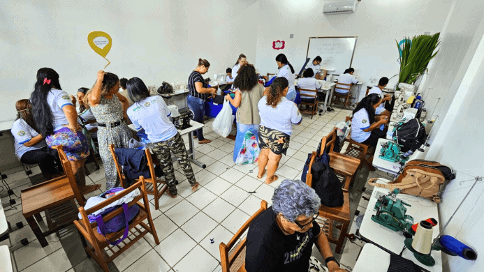 Turma do curso de costureira participa de aula prática em laboratório de costura de centro da Rede Ieptec em Rio Branco. Foto: Ascom/Ieptec