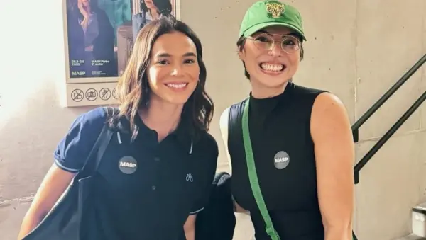 Maxine Silva foi surpreendida por um encontro com a atriz Bruna Marquezine, de quem é fã declarada durante viagem à São Paulo