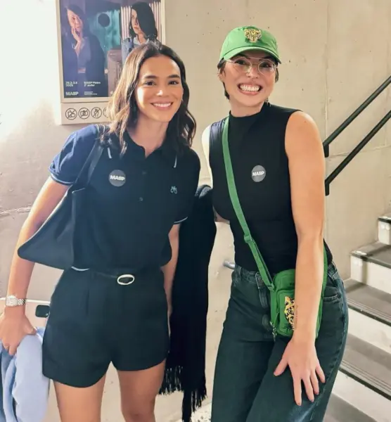 Maxine Silva foi surpreendida por um encontro com a atriz Bruna Marquezine, de quem é fã declarada durante viagem à São Paulo