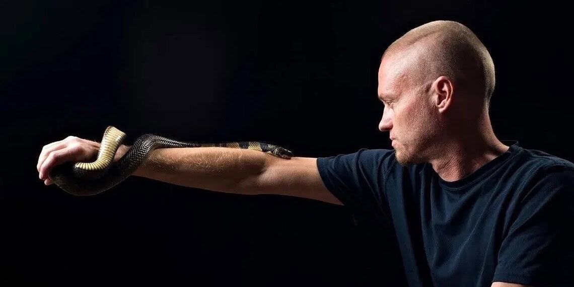 Foto: Tim Friede, homem que se injetou com veneno de cobra por 18 anos • Reprodução/CNN