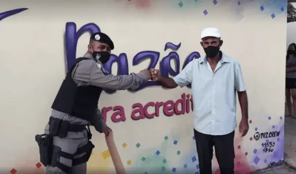Gesto de policial militar muda a vida de vendedor de picolé e cria rede de solidariedade